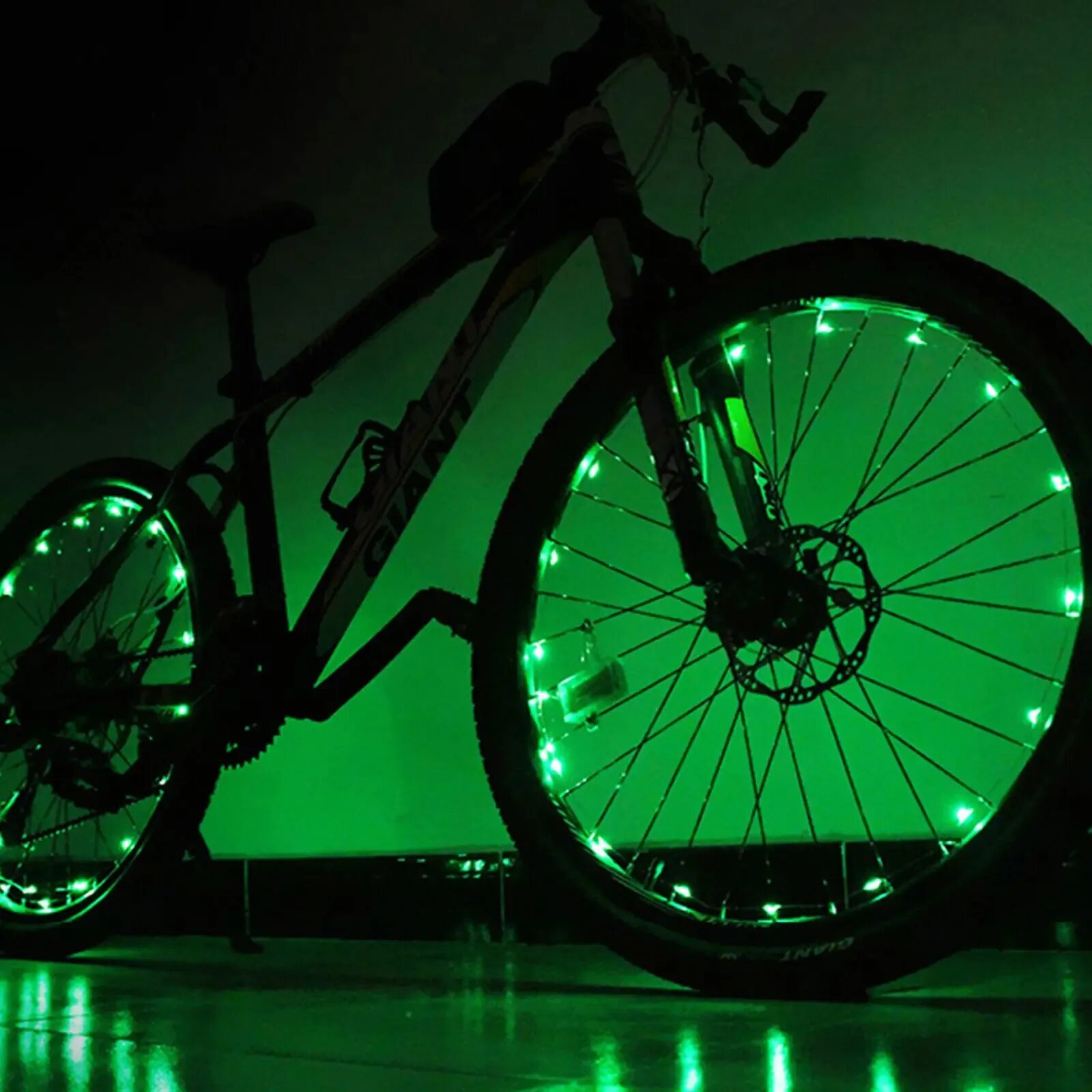 Светодиодная подсветка для велосипеда. Огни разноцветные на выдержке. Led подсветка велосипеда. Подсветка на велик. Освещение в лесу.