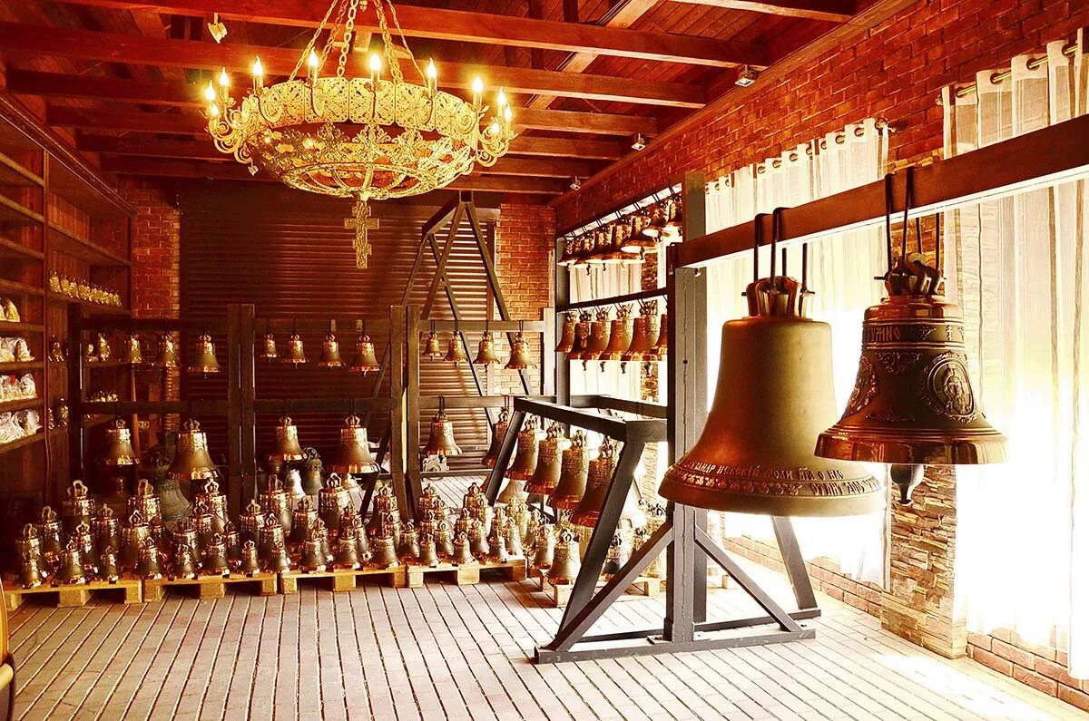 Колокола дроздихин илья. Колокола тобольского кремля. Гончарная студия колокол воронеж. Павлин ноланский. Мастерская колокол москва.