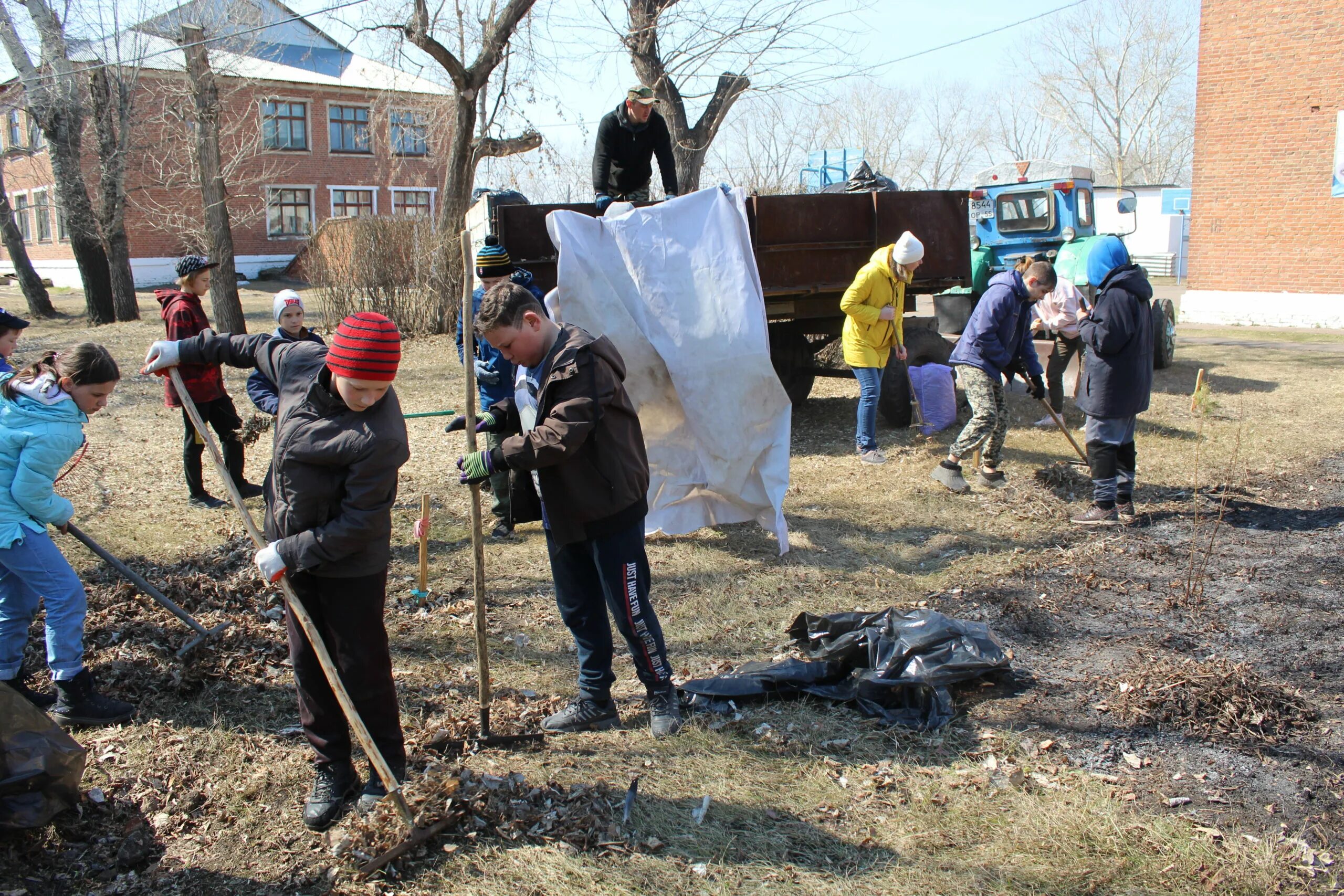 субботник это. трудовой десант в школе. субботник это. субботник. субботник в москве.