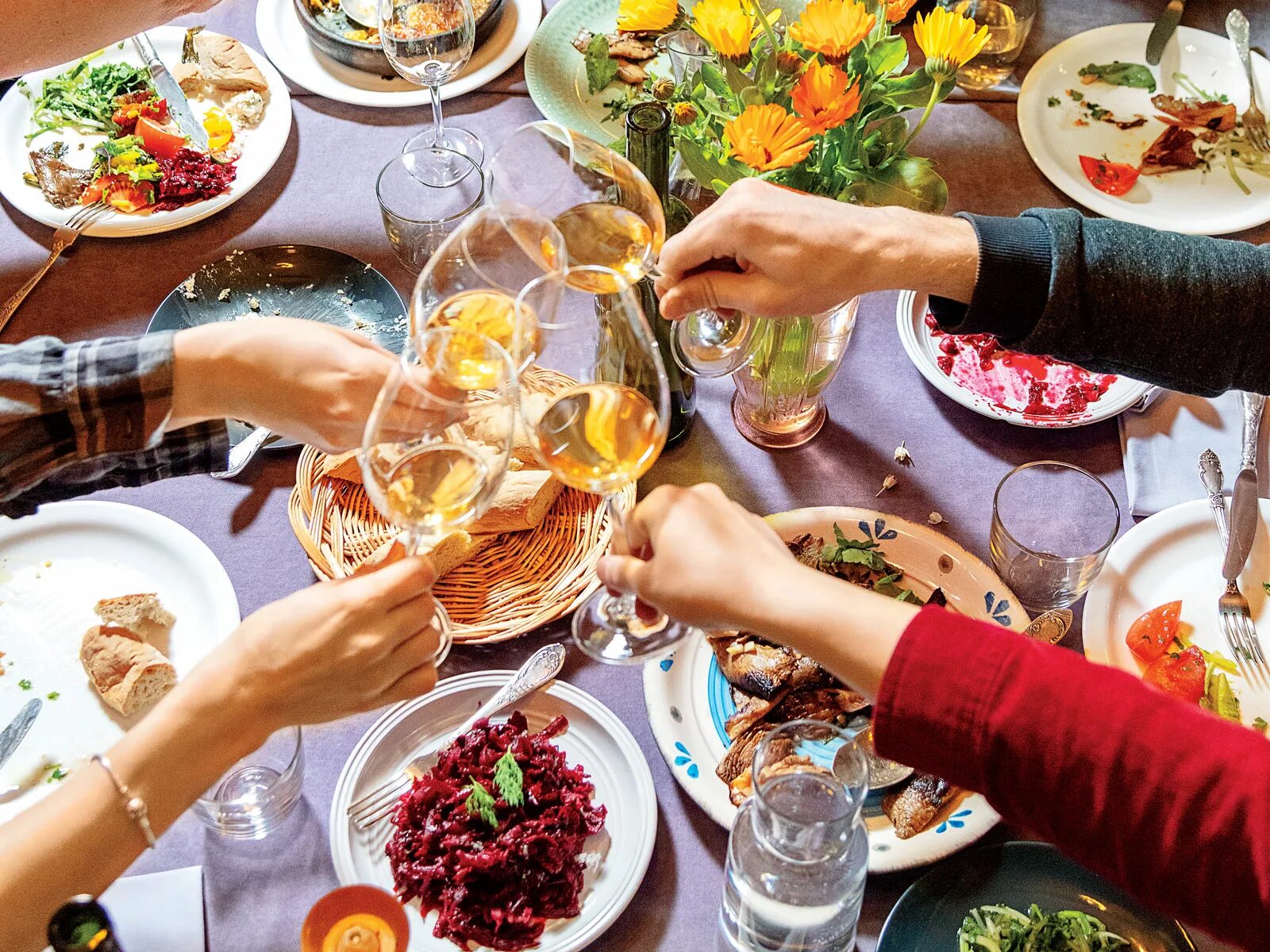 ужин с подругой. дринкин вайн. мужчина и женщина пьют вино. бокал с вином. французское вино.