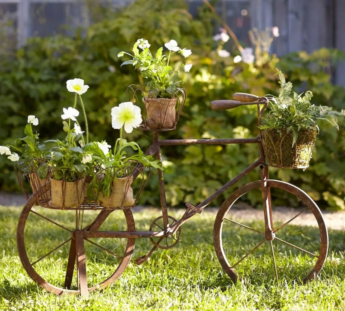 Для садовых цветов своими руками. Декор для сада. Декор для сада из старого велосипеда. Клумба в деревенском стиле. Декор участка в деревенском стиле.