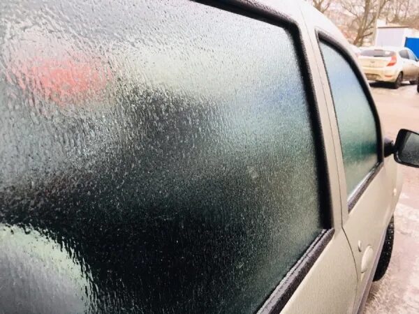 переохлажденный дождь. ожеледь на деревьях. переохлажденный дождь. ледяной дождь зимой. переохлажденный дождь.