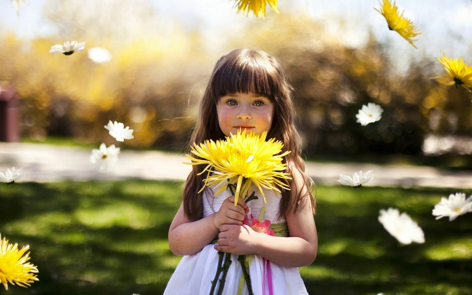 Life is a flower. Девочка с цветами. Детям о счастье. Дети радость жизни. Счастливый ребенок.