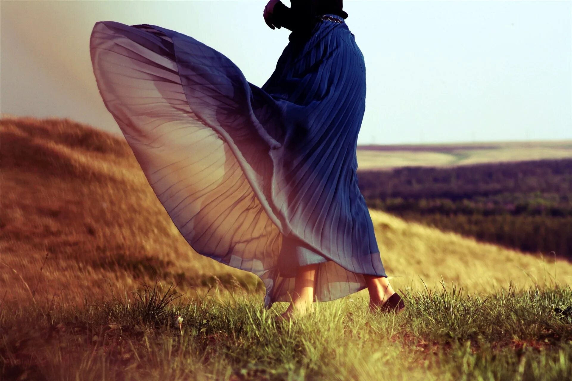 Юбка развевается на ветру. Девушка в платье на ветру. Платье развивающееся на ветру. Девушка легкость.