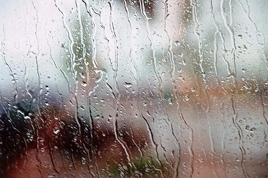 Дождь на окнах слова. Янгыр. Дождь прохожих осыпает. Дождь прохожих осыпает в окна. Янгыр картинки.