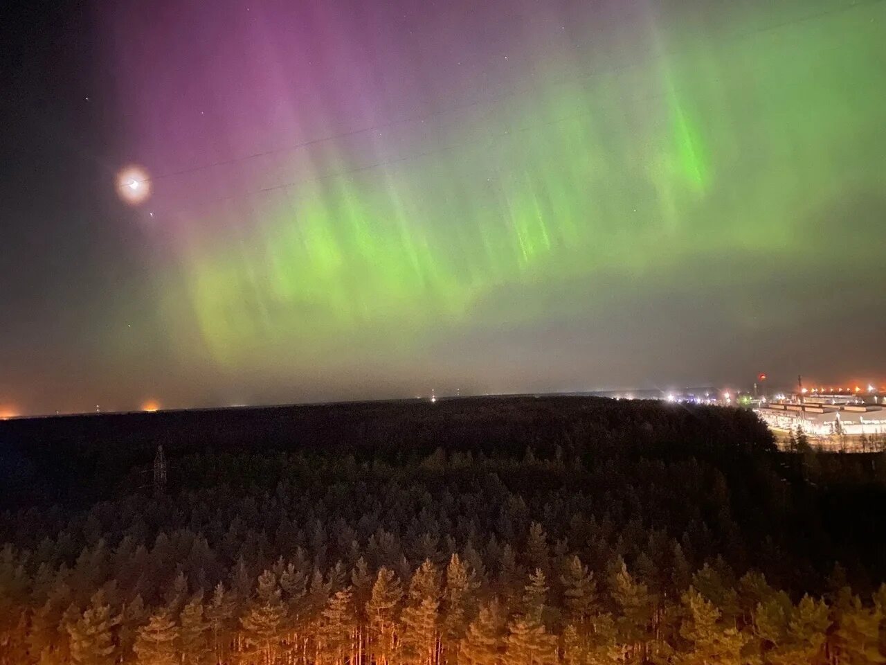 Во сколько сегодня будет сияние. Северное сияние в Твери. Северное сияние Торжок 2023. Северное сияние в Твери 2023. Северное сияние в Калужской области 2024.