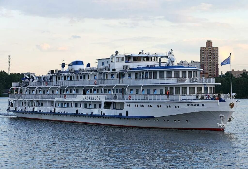 Теплоход «рио-1 loft boat». Колесный теплоход гоголь архангельск. Теплоход москва р51 проекта. Корабль пароход. В.