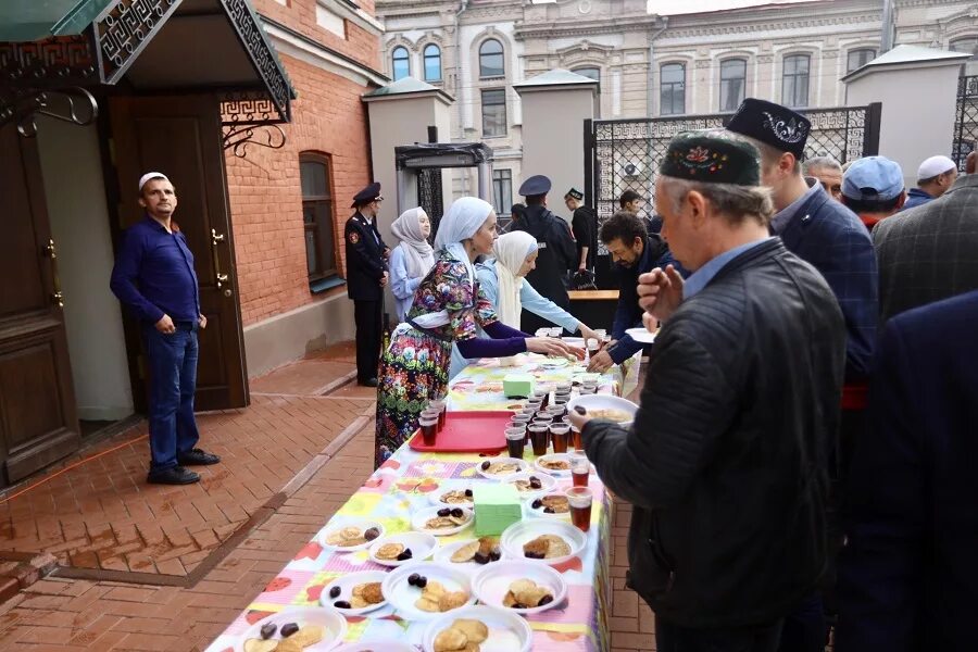 Курбан байрам татарстан выходной. Праздник Курбан байрам у татар. Галеевская мечеть Курбан байрам. Татары на празднике Курбан. Курбан байрам Казань.