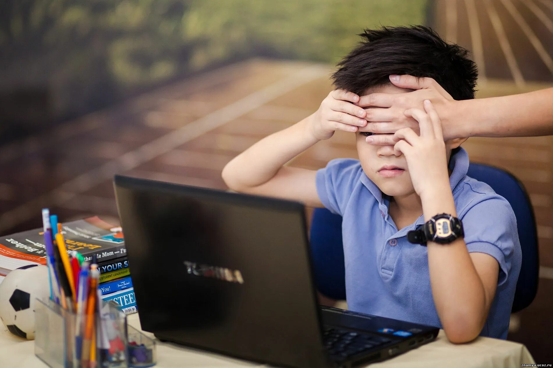 Контент для детей. Контент для детей. Детский контент для ребенка. Школьник в очках. Ютуб контент для детей.