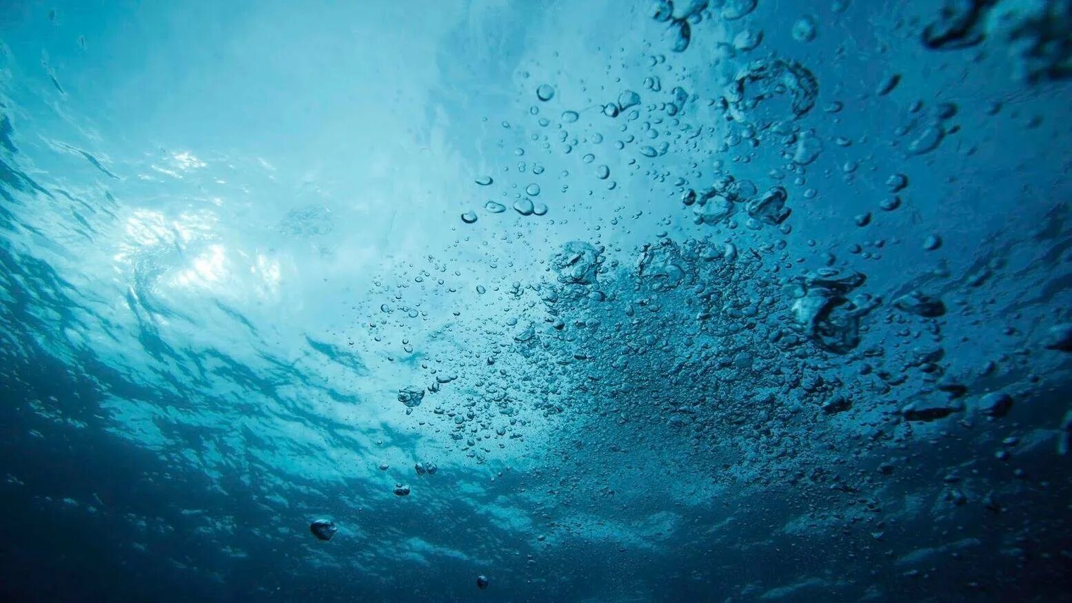 Вода снизу вверх. Под водой. море под водой. вода фон. океан под водой.