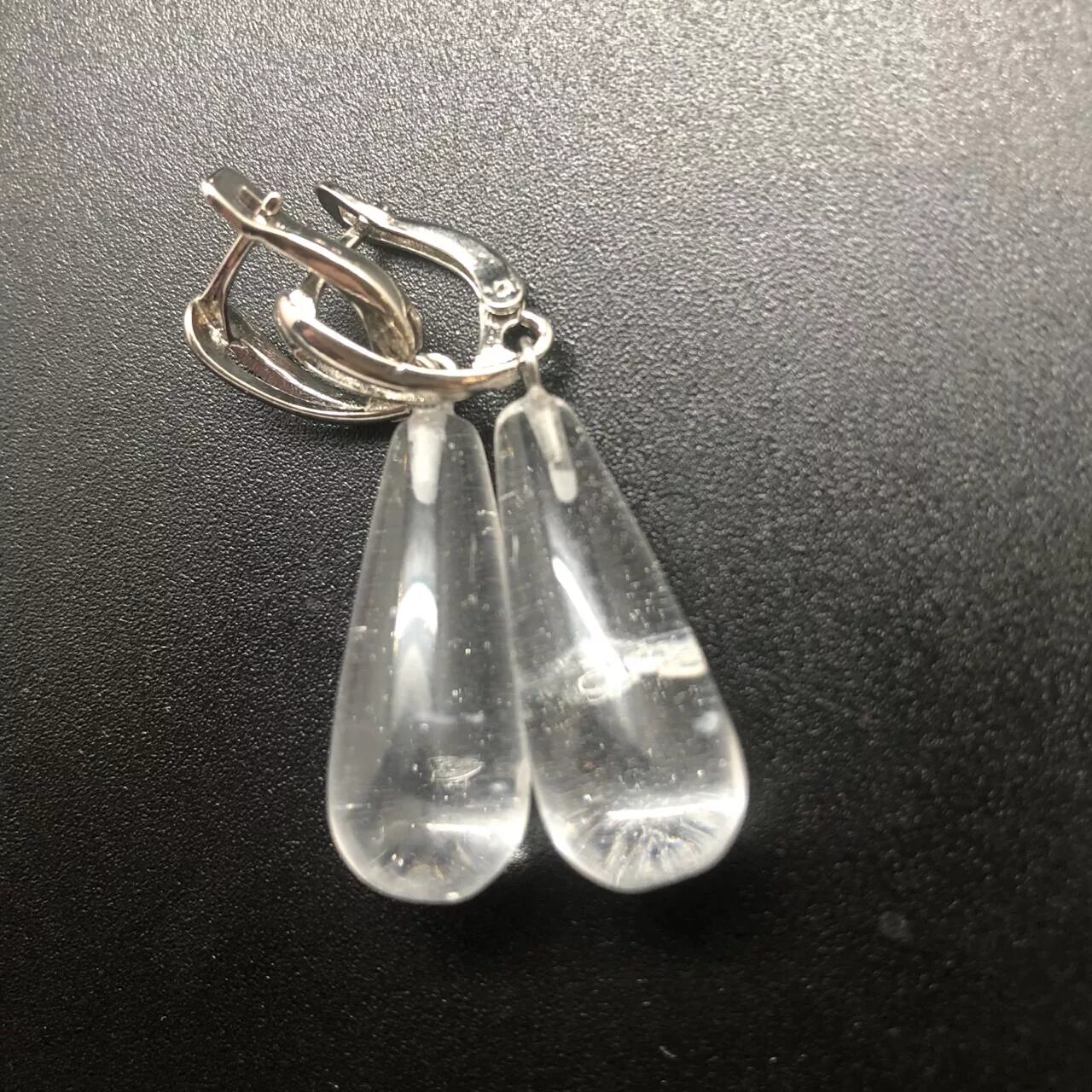 Серьги хрусталь капля. Серьги капли горный хрусталь корунд 875. серьги капелька из горного хрусталя. серьги горный хрусталь капля. серьги капли горный хрусталь.