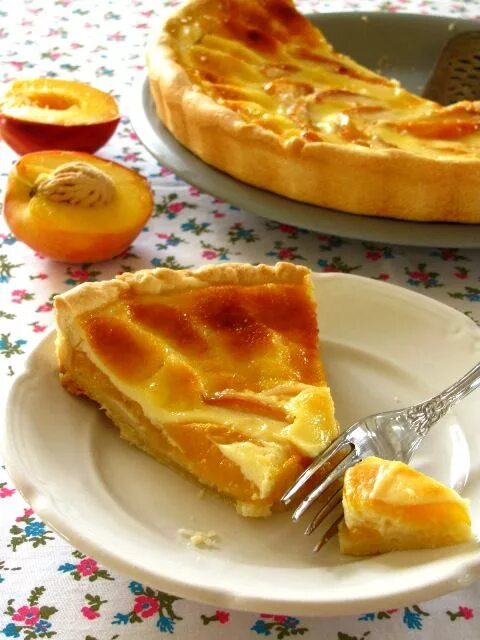 Заливной пирог с нектаринами. Заливной пирог с персиками свежими рецепт. Yui peach pie. Заливной пирог с персиками. Заливной пирог с персиками свежими рецепт.