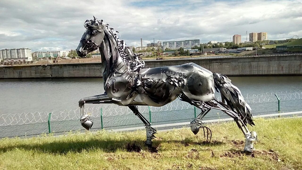 Почему именно конь. Статуя на ГЭС Набережные Челны. ГЭС памятник Набережные Челны. Набережные Челны памятники на лошадях. Конь на набережной Тула.