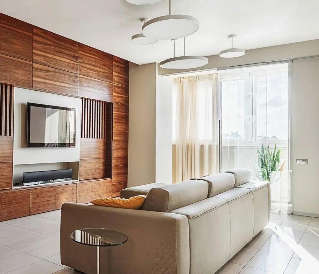 современные гостиные с рейками. зона для телевизора в интерьере. деревянные рейки в интерьере на стене в гостиной.