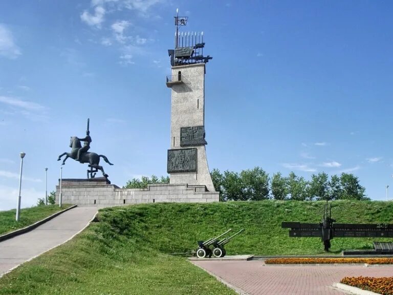 Памятник установленный в великом новгороде. Монумент победы великий новгород. памятник победы великий новгород великий новгород. памятник монумент победы в великом новгороде. мемориал победы великий новгород.