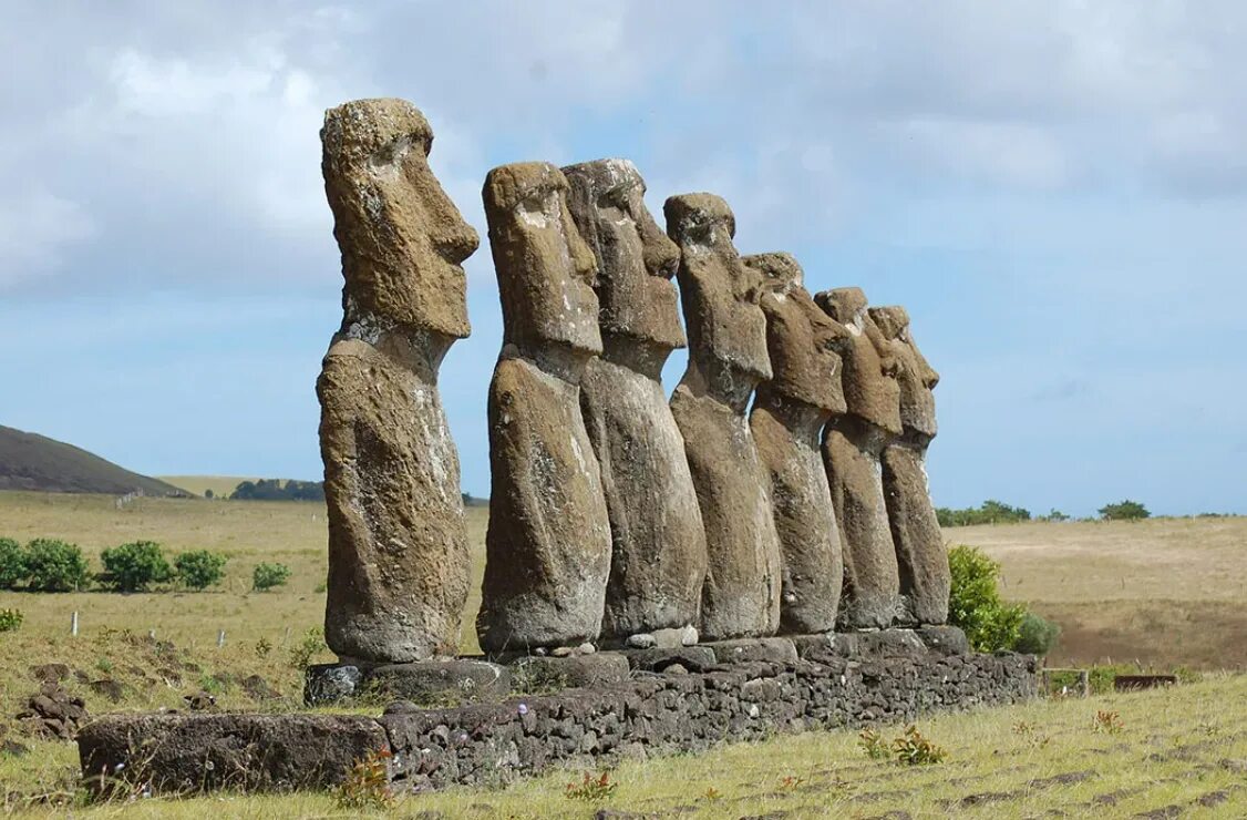 Статуи на острове. Остров Пасхи статуи Моаи. Каменные идолы острова Пасхи. Статуи острова Рапа Нуи. Каменные статуи Моаи остров Пасхи Чили.