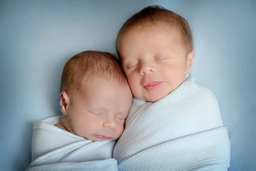 Родились двойняшки. Двойня. Рождаемость. Для двойни новорожденных. Мама и Новорожденные двойняшки.