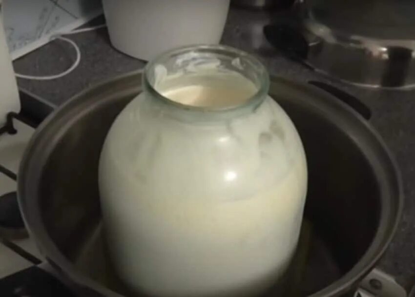 Рецепт домашнего творога из кислого молока. Домашний творог из коровьего молока. Домашний творог из молока. Творог из молока в домашних. Творог из кислого молока в домашних.