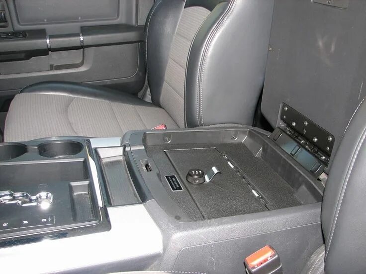 Dodge Ram 2500 консоль. Додж рам 1500 подлокотник. Ram 1500 Subwoofer Box. Dodge Ram Центральная консоль. Ram где