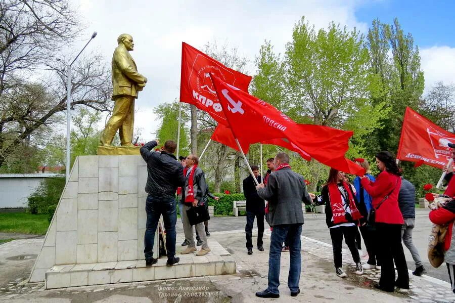 20 день рождения ленина. Советские памятники. Памятник Ленину. С днем Октябрьской революции. Ленин партия комсомол.