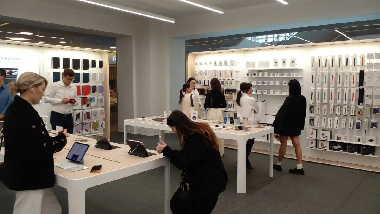 Магазин техники эпл в улан-удэ. Магазин apple алматы. Apple central world, бангкок. Apple store. Карты apple алматы.