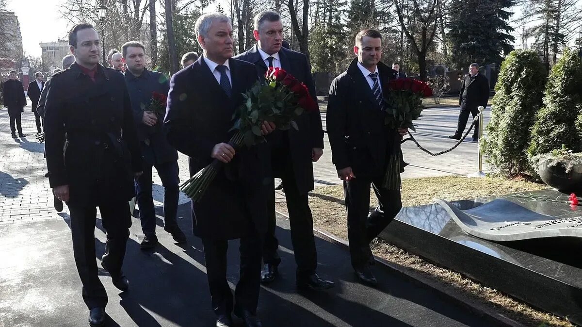 Жириновский умер дата. Могила Жириновского на Новодевичьем кладбище. Депутаты Госдумы возложение. Церемония возложения Володин.