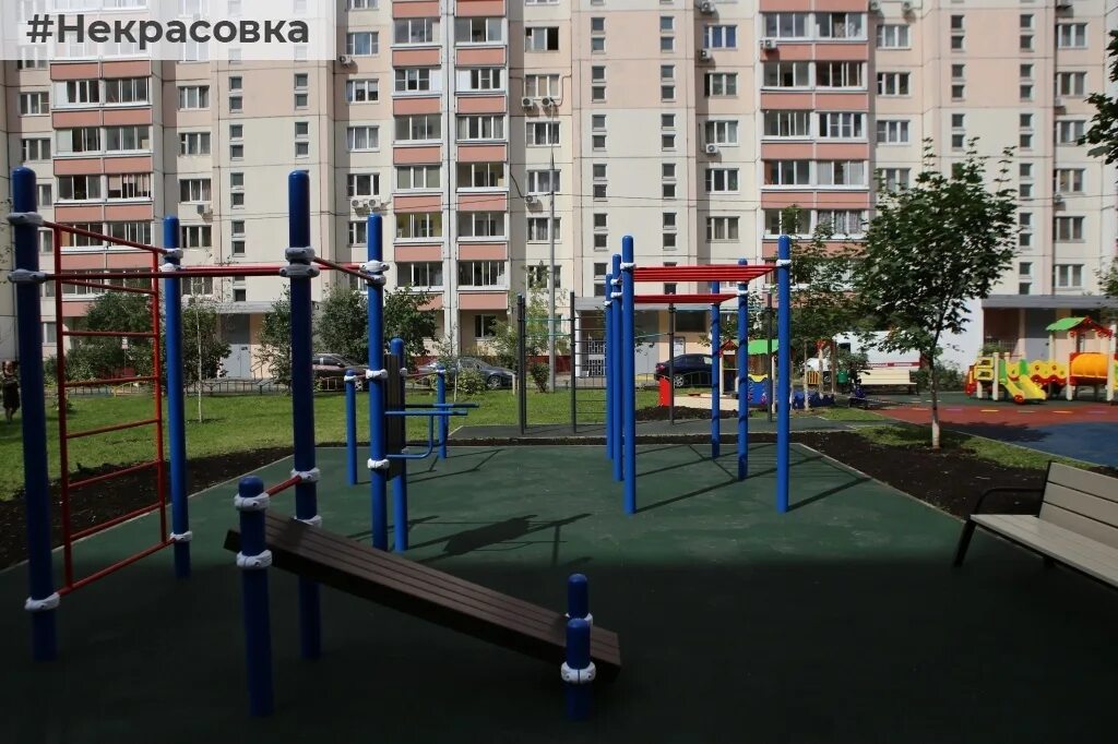 Фитнес двор санкт-петербург. Отдел спортивной одежды. Детские спортивные площадки во дворе. Кроссовки с рынка. Магазин спортивной двор.