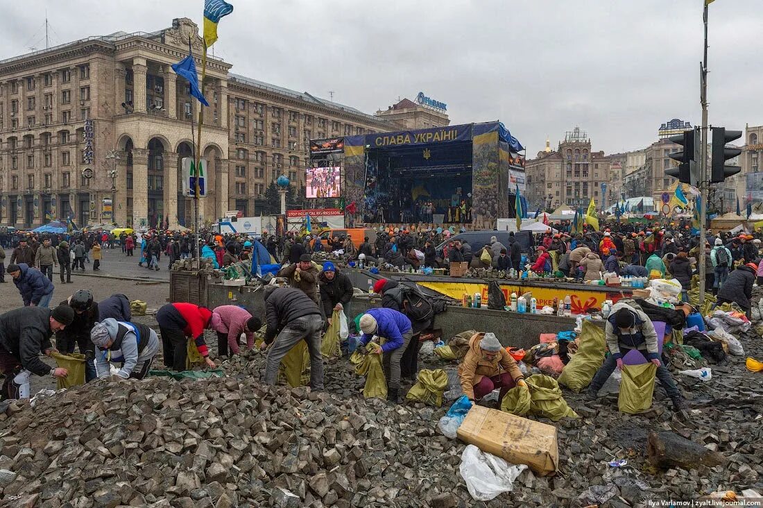 Киев площадь независимости Евромайдан. Киев 2014. Площадь независимости Киев 2014. Киев площадь независимости Евромайдан баррикады. Майдан стоит