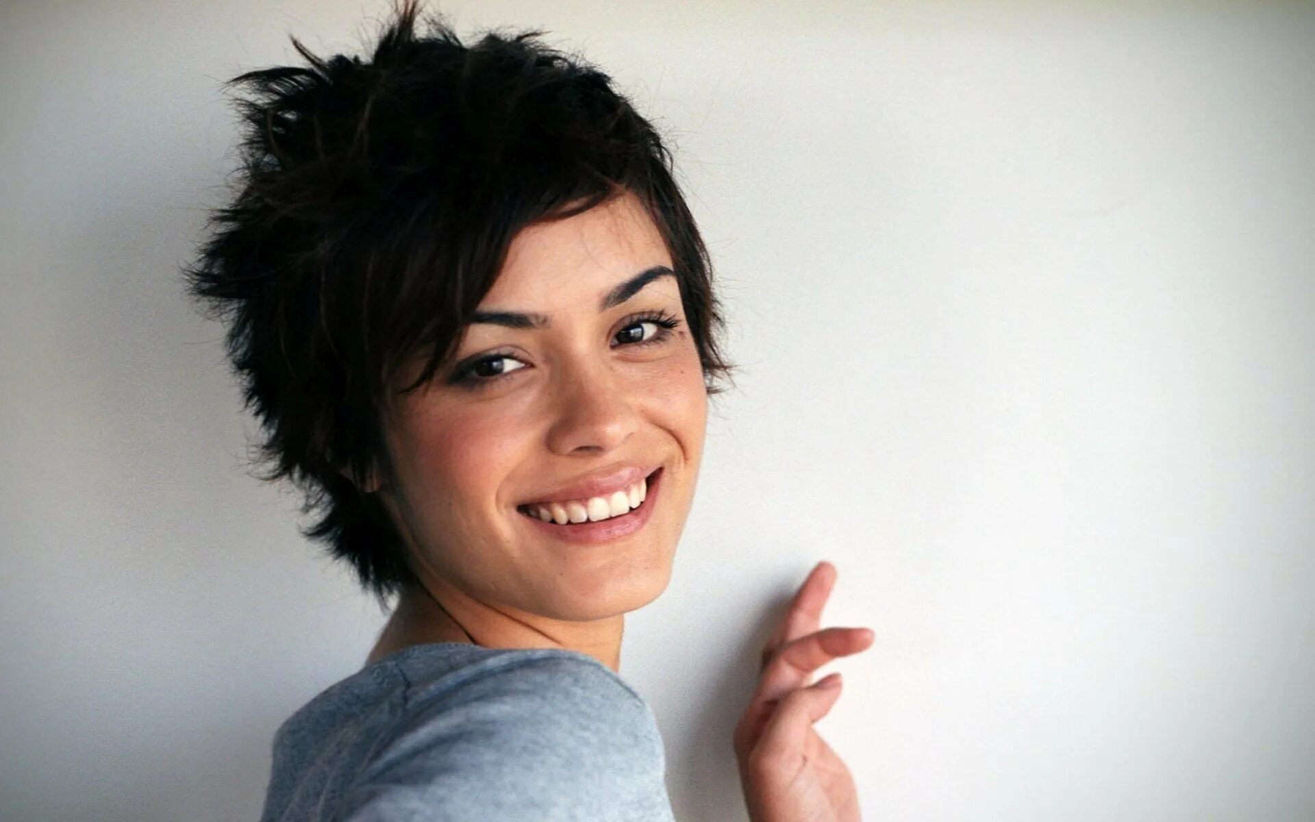 Shannyn sossamon 2020. шаннин соссамон стрижки. скарлетт йоханссон с короткой стрижкой. люди с короткой стрижкой. эмма уотсон стрижка.
