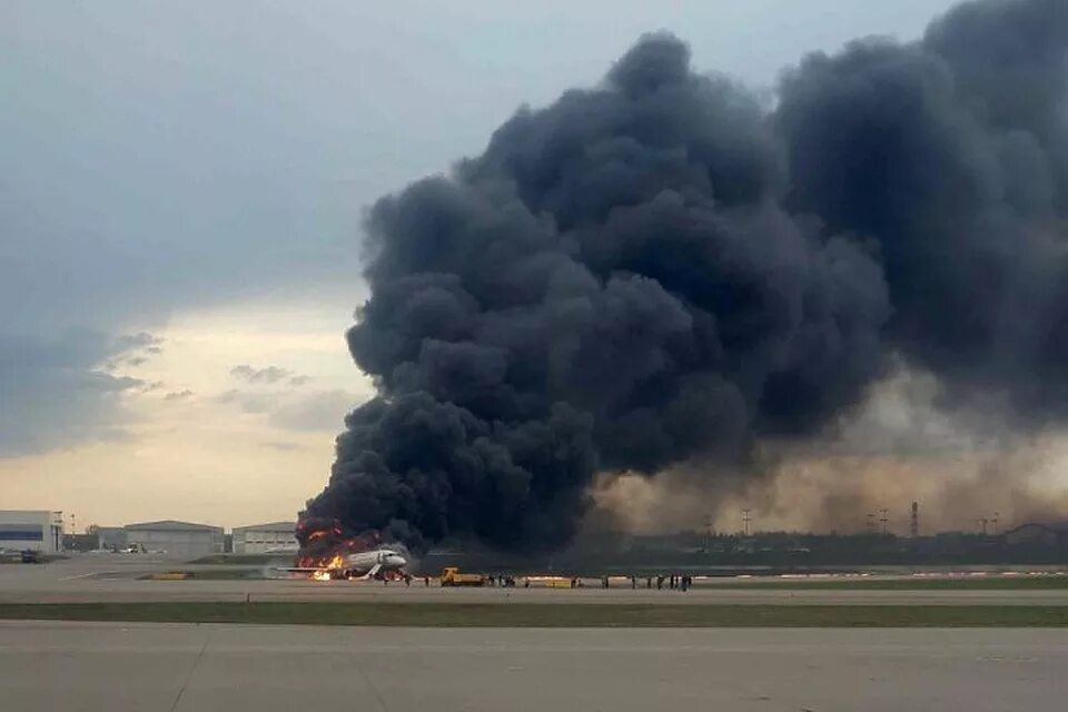 Пожар SSJ 100 В Шереметьево. Авиакатастрофа в Шереметьево 2019. Катастрофа SSJ 100 В Шереметьево. Пожар самолета в Шереметьево 2019.