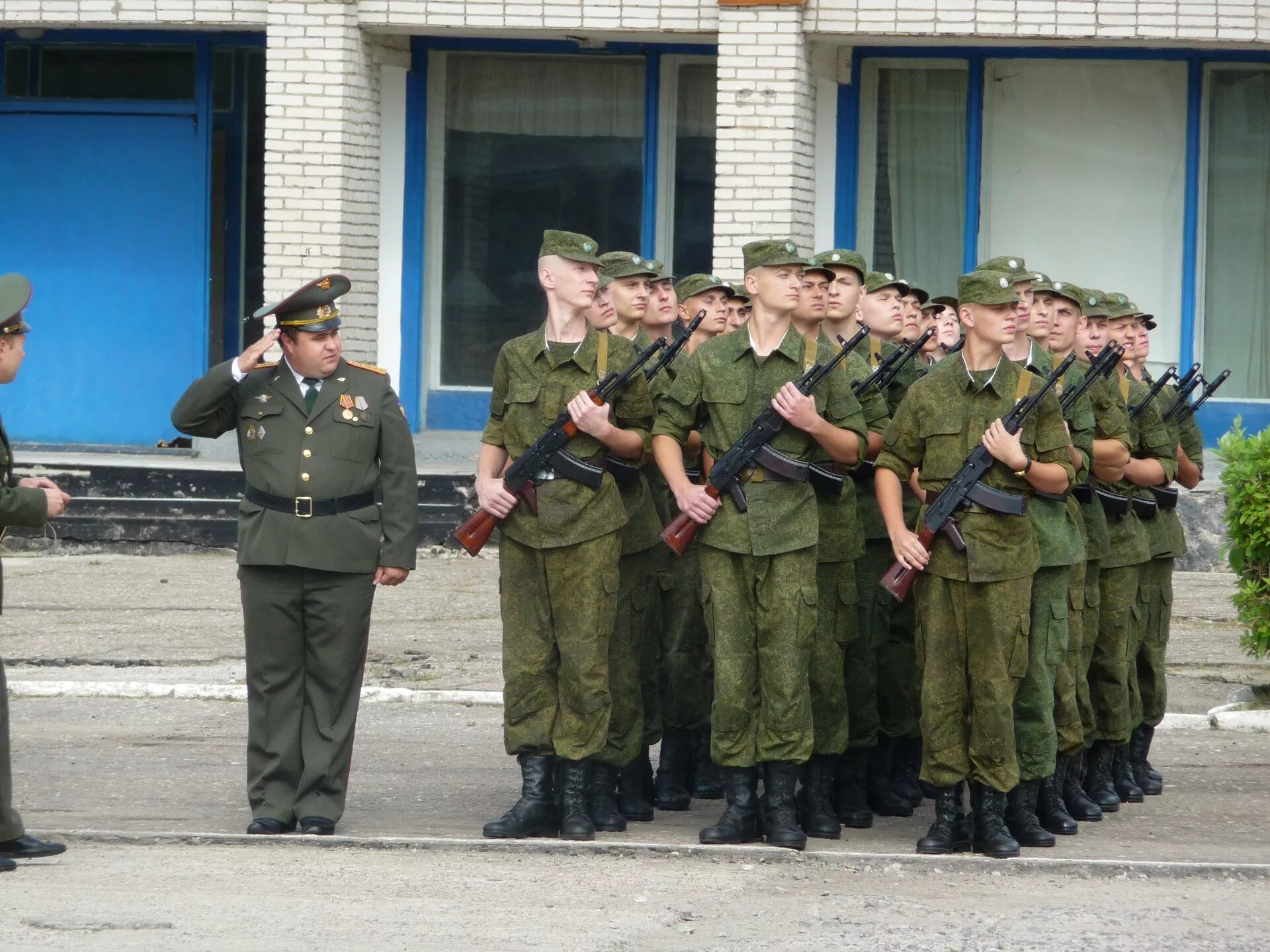 Ш рота. Рота солдат. Строй солдат. Солдаты на плацу. Командир и солдаты.