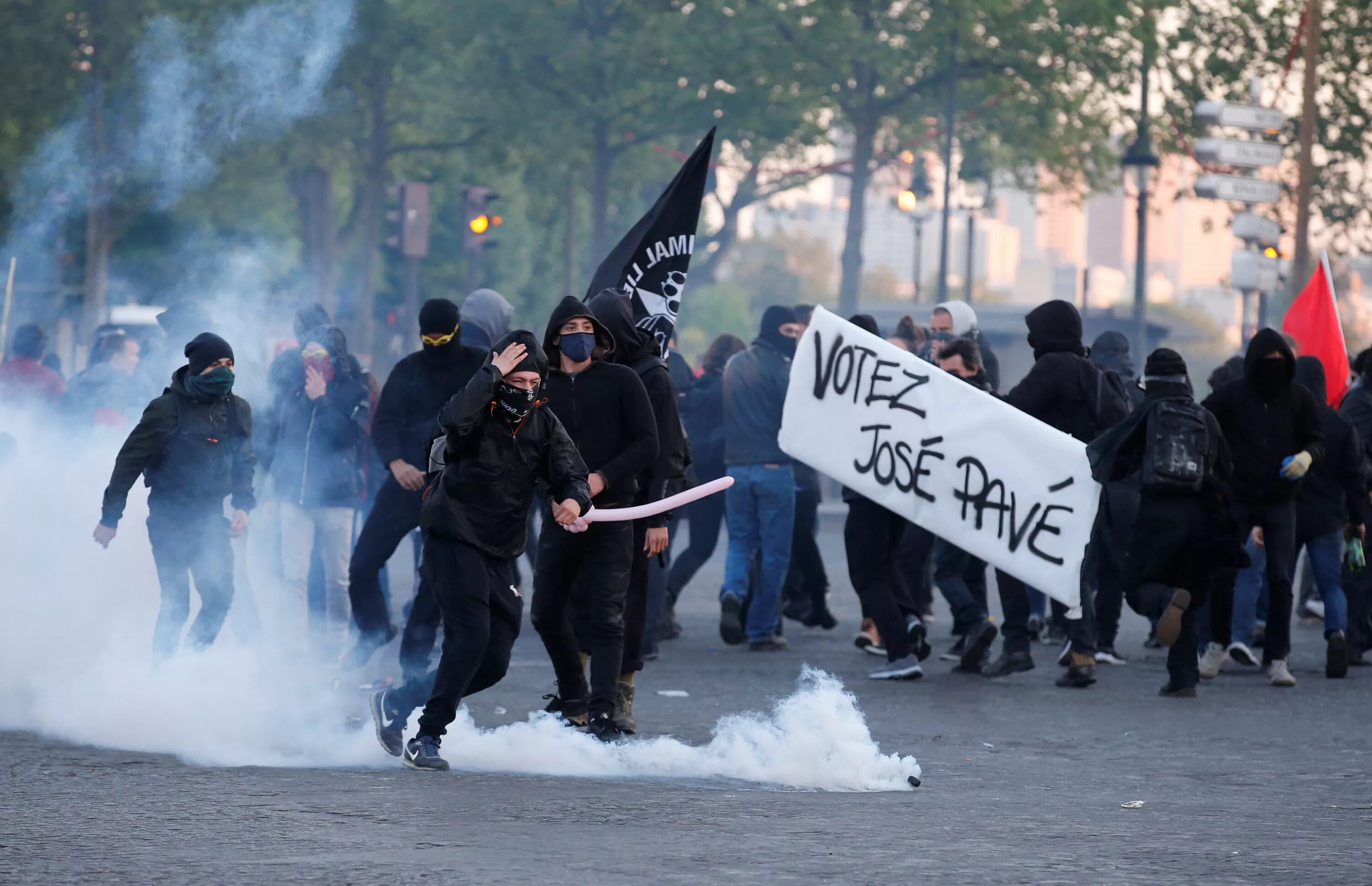 Ультралевые и ультраправые. Ультраправые во Франции. Ультралевые анархисты. Левые правые ультралевые ультраправые.
