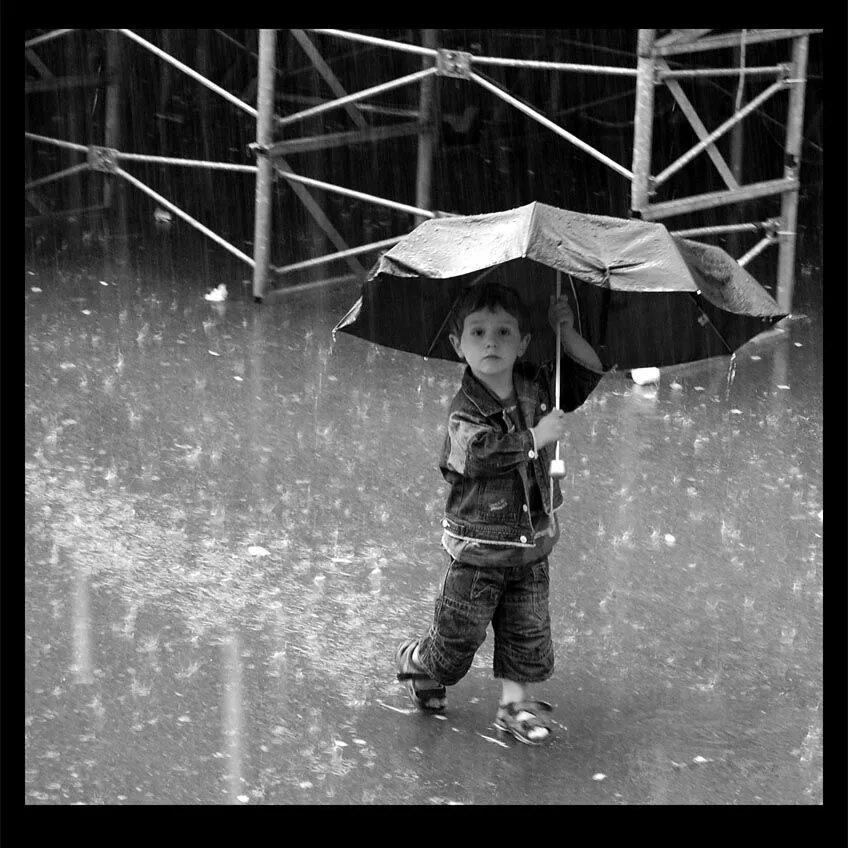 Мальчик под дождем. Мальчишки под дождем. Дети дождя. Мальчик с зонтиком. Rain boys