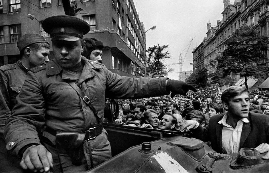 Протесты в чехословакии. Советские войска в Праге Чехословакия 1968. Прага август 1968.