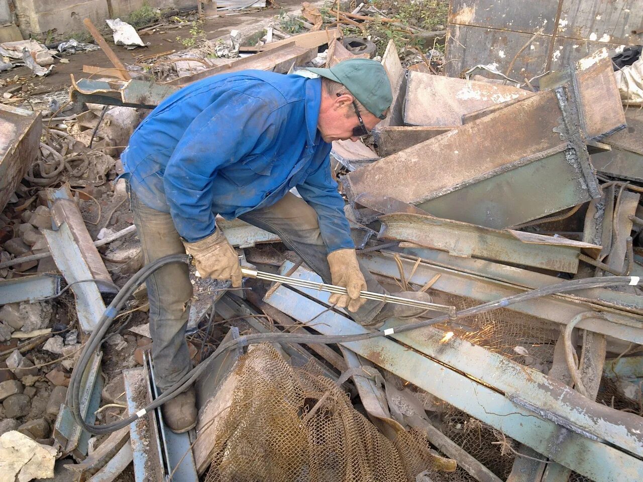 Виды работ мостовщика. Разнорабочий демонтаж. Ищу работу демонтаж. Демонтаж стяжки пола. Ищу работу демонтаж.