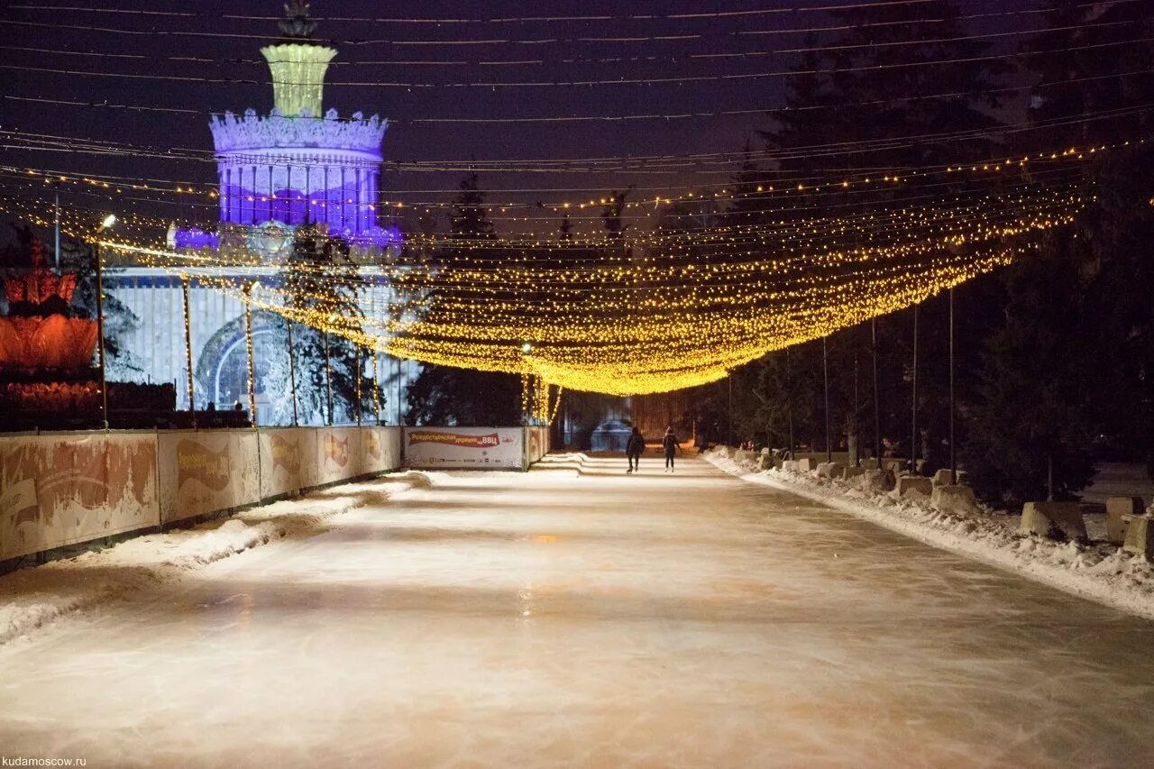 Самый кат. Каток ВДНХ. Большой каток на ВДНХ. ВДНХ каток зима. Зимний каток в Москве ВДНХ.