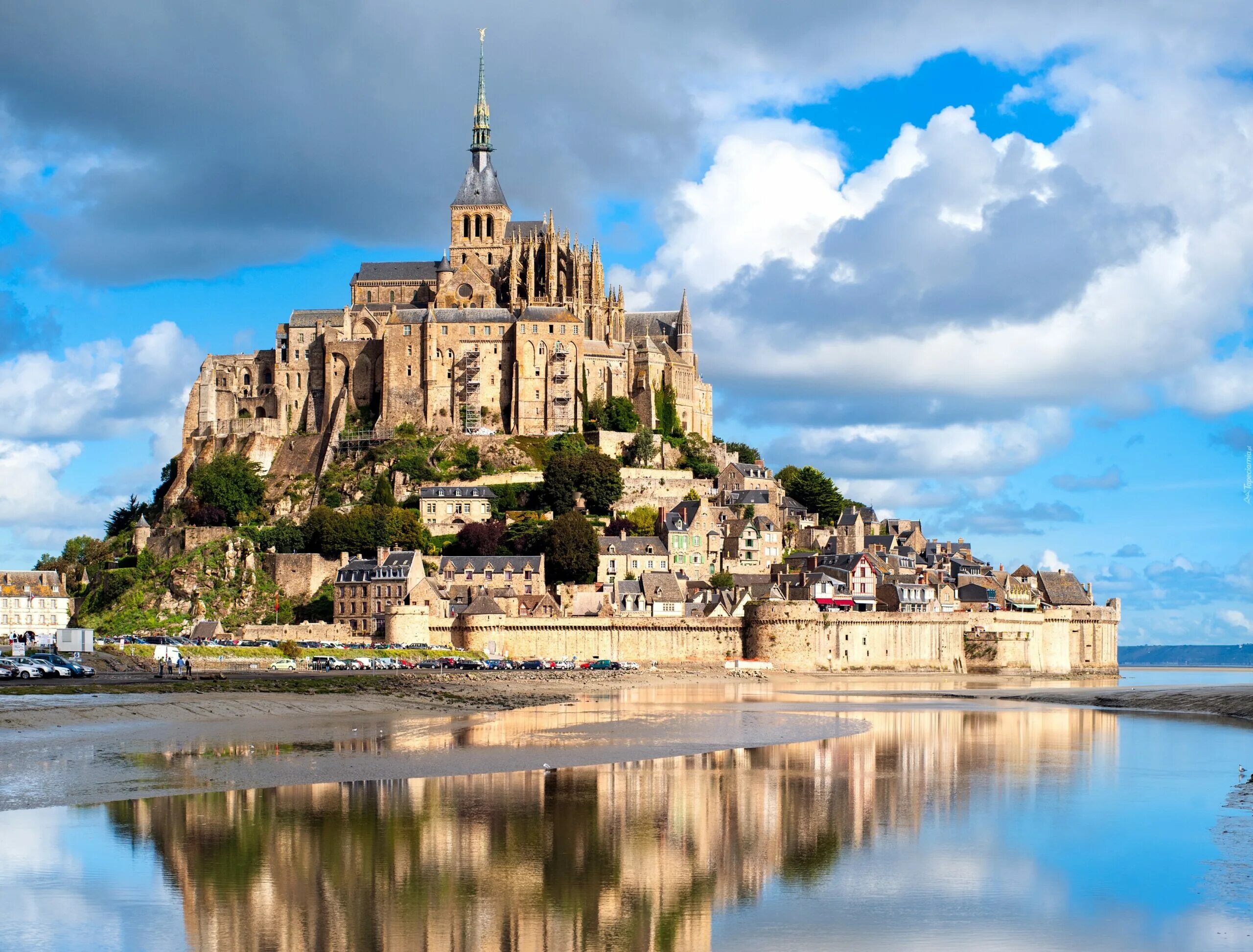 France water. Аббатство Мон-сен-Мишель во Франции. Замок Мон сен Мишель. Аббатство сен Мишель во Франции. Остров-крепость Мон-сен-Мишель, Франция.