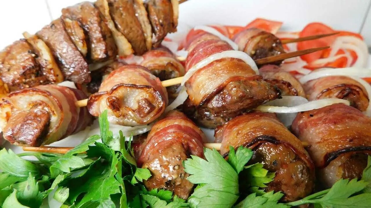 Шашлык из курицы в беконе. Шашлык с беконом. курица в беконе на мангале. свинина с беконом шашлык. свинина на мангале с беконом.