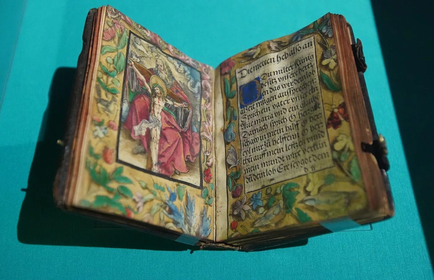 Какой была самая 1 книга. Первая книга Библия Иоганн Гутенберг. Печатная Библия Гутенберга. Первая печатная Библия Гутенберга. Библия Гутенберга книга.