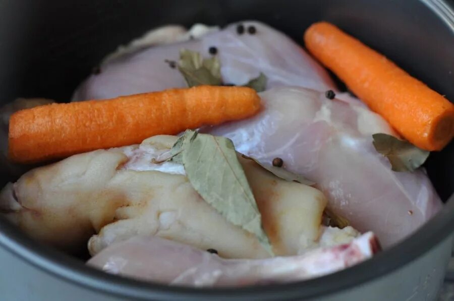 Холодец в мультиварке из рульки и курицы. Холодец из рульки. холодец из рульки и курицы. холодец из рульки свиной. студень из свиной рульки.