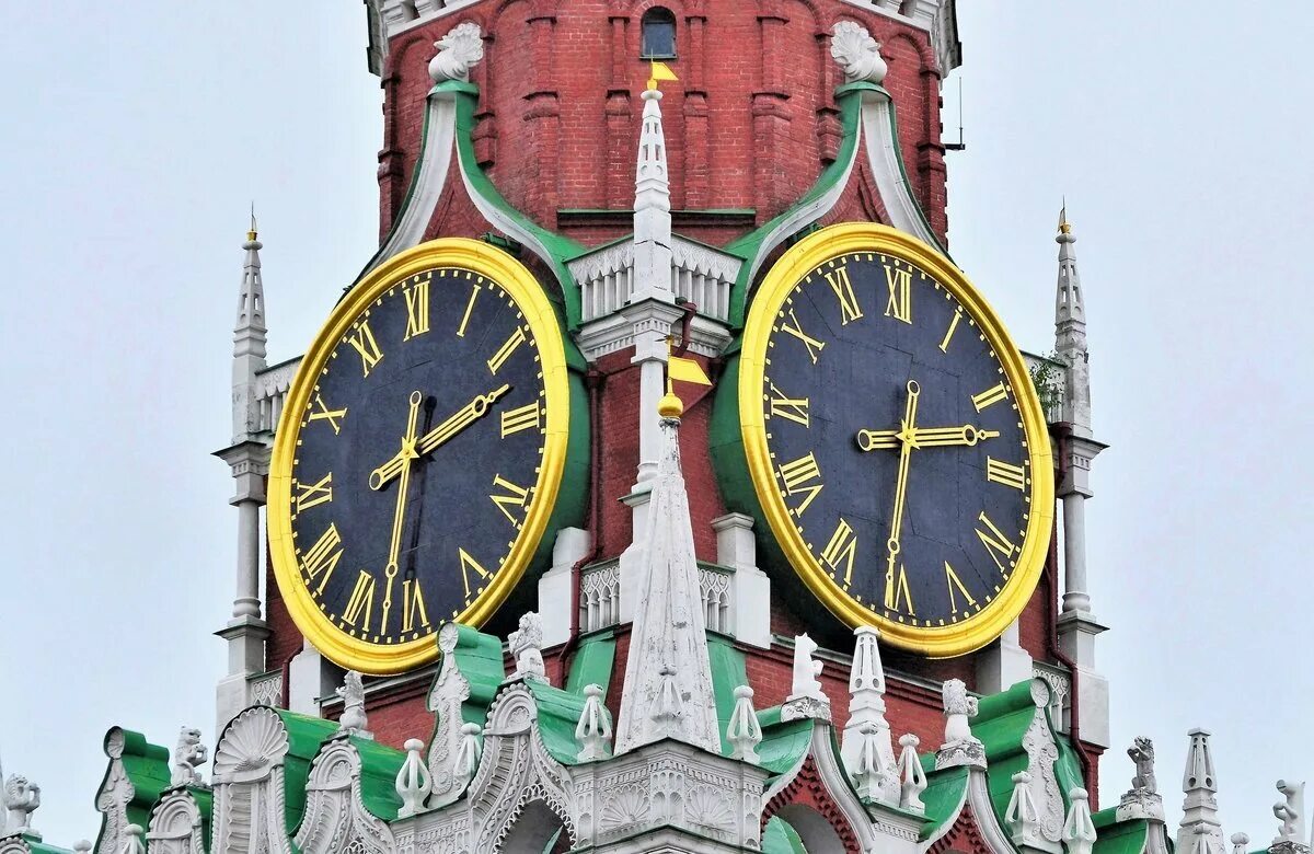 Спасская башня Московского Кремля куранты. Кремлевские куранты часы на Спасской башне. Часы Спасская башня Московского Кремля. Часы Спасской башни Московского Кремля. Башен московского кремля установлены куранты