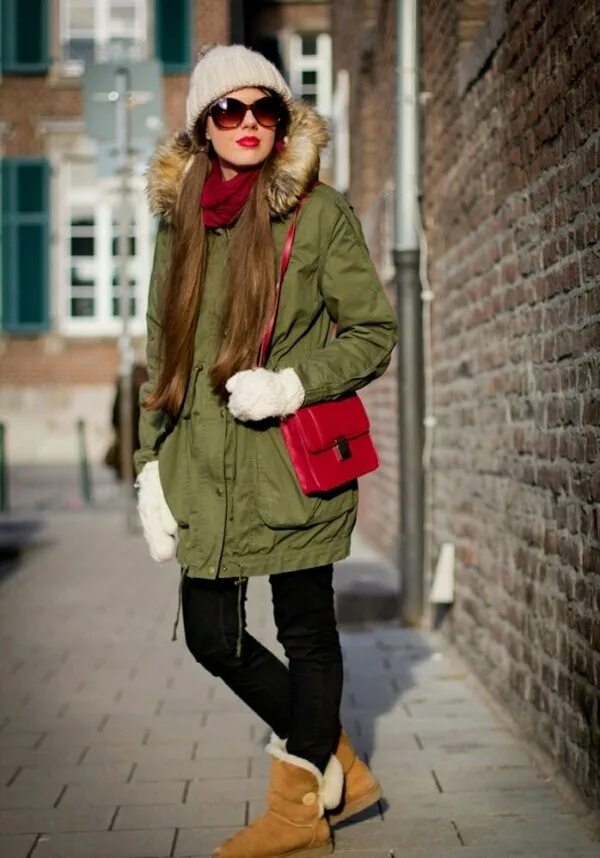 2 какую куртку одевать. Образы с красной курткой. Шапка под бомбер мужской. Худи с курткой. Оливия палермо в джинсовой куртке.