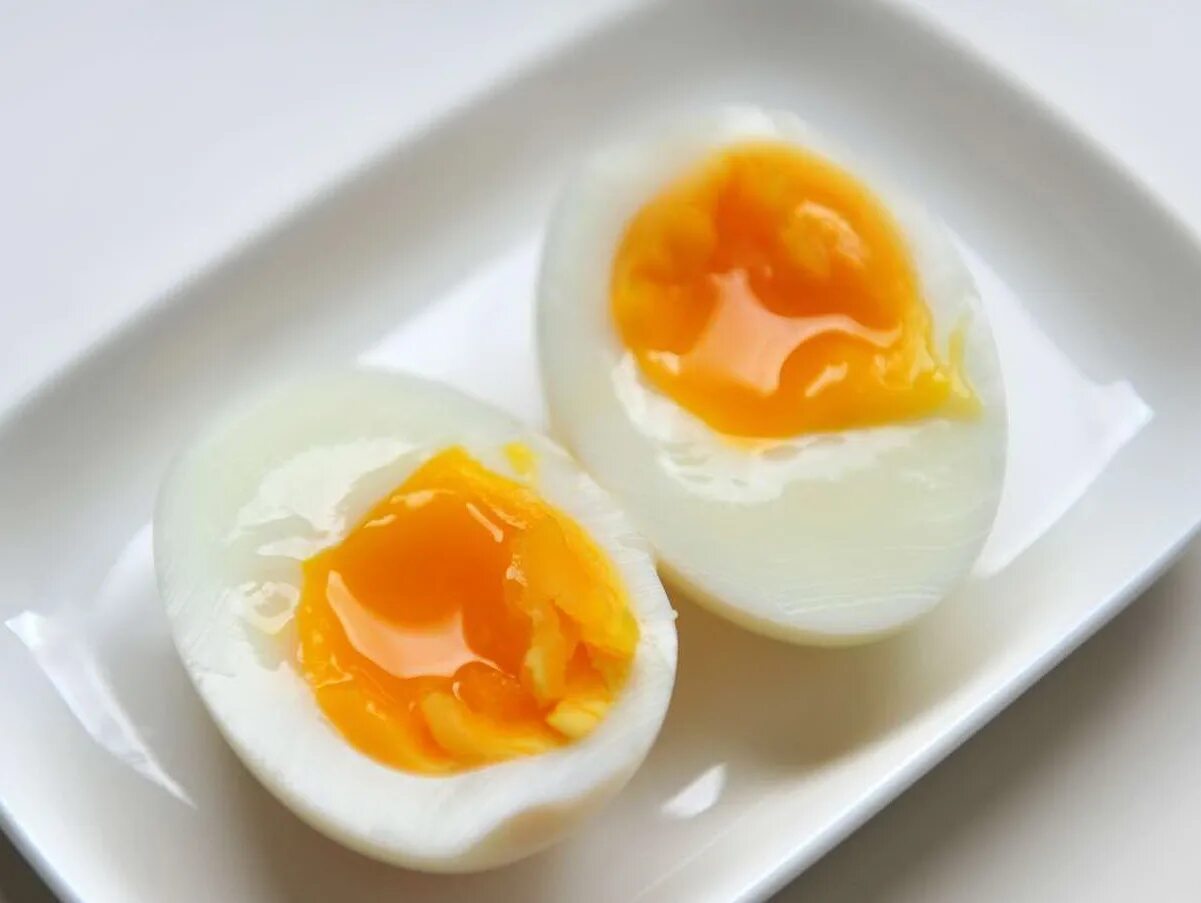 Вареные яйца в смятку. Яйцо всмятку, яйцо «в мешочек», яйцо вкрутую. Яйца всмятку на завтрак. Стадии варки яйца. Яйца сваренные вкрутую.