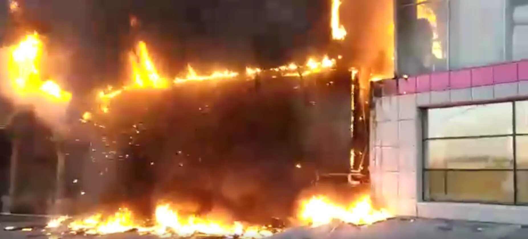 Там горела. Отель Император Новосибирск пожар. Пожар в ТЦ Новосибирска. Император ресторан пожар Новосибирск. В Новосибирске горит торговый центр.