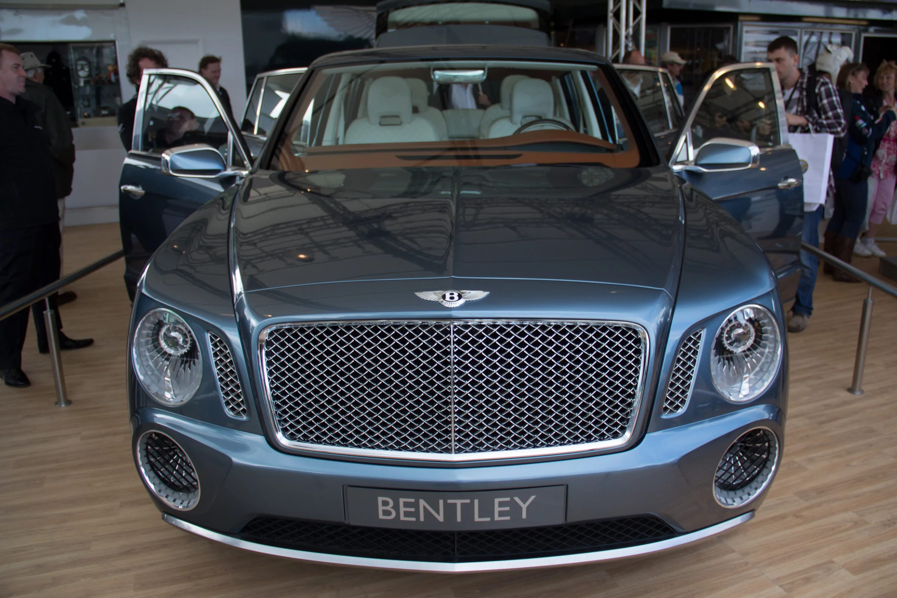 Машина похожая на бентли. Автомобильная марка Бентли. Bentley 3w8853517g. Значок похожий на Бентли. Значок авто Бентли.