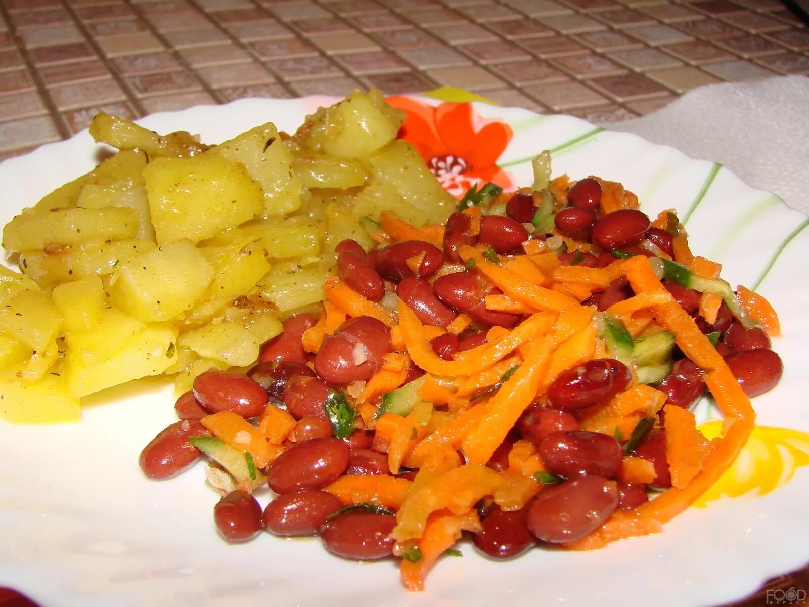 Овощное рагу красное. Салат из белой фасоли и картофеля. Салат с сельдью и фасолью. Запеканка из фасоли и картофеля. Жареный картофель с фасолью.