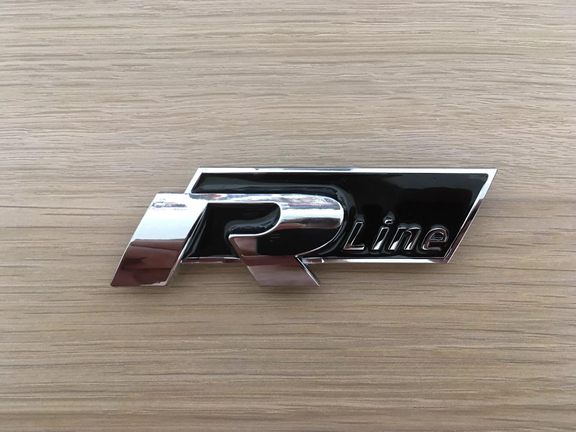 Шильдик r line. Тигуан шильдик r line. шильдик r line тигуан 2. шильдик r-line на vw polo. шильдик р лайн на тигуан 2019.