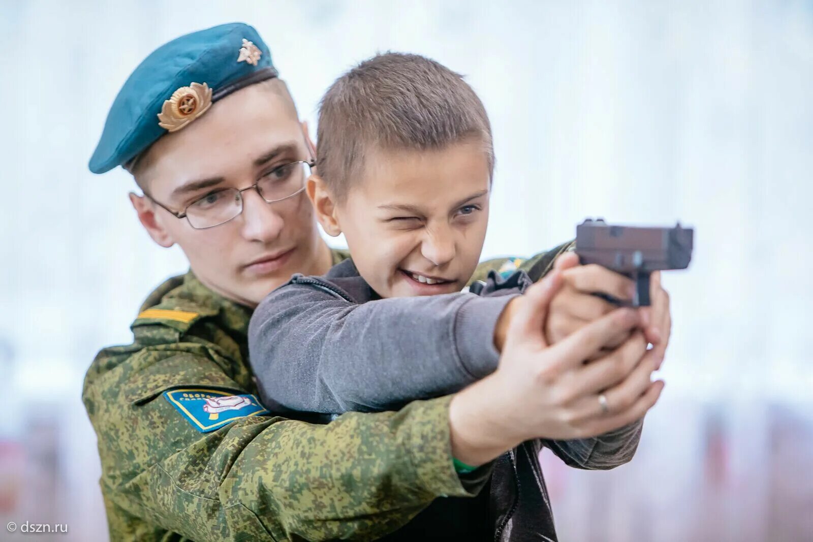 Патриотизм молодежи исследование. Воспитание молодежи. Воспитание молодежи картинки. Патриотическое воспитание молодежи. Молодые гвардейцы.