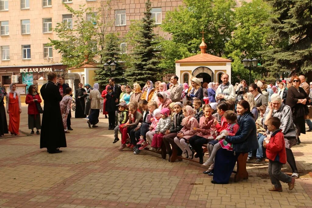 Жен мироносиц расписание. Храм святых жен мироносиц в марьино. храм жен мироносиц в истре. храм жен мироносиц псков. храм жен мироносиц серпухов.
