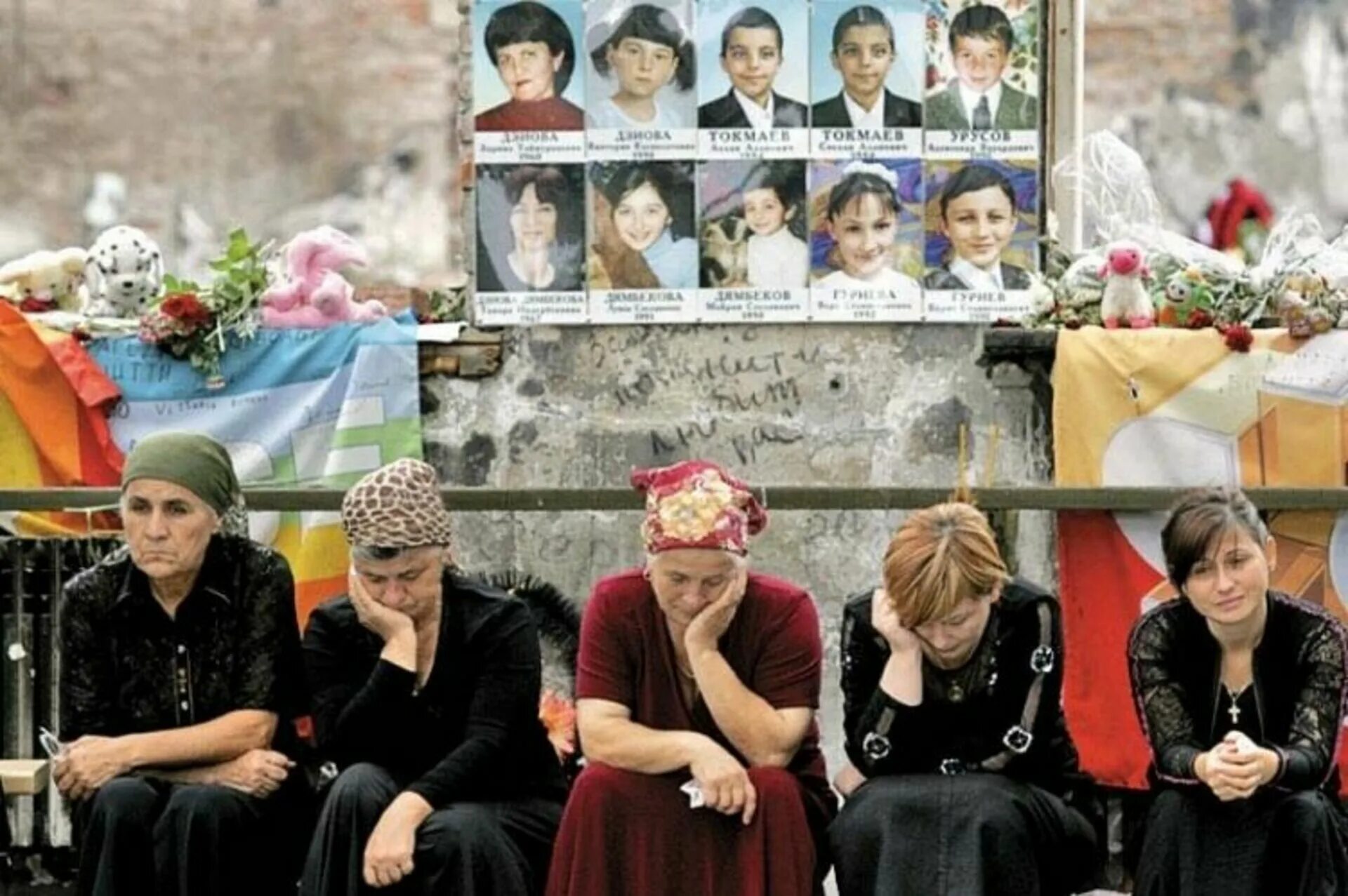 Похороны жертв теракта в москве. Дети Беслана 1 сентября 2004.